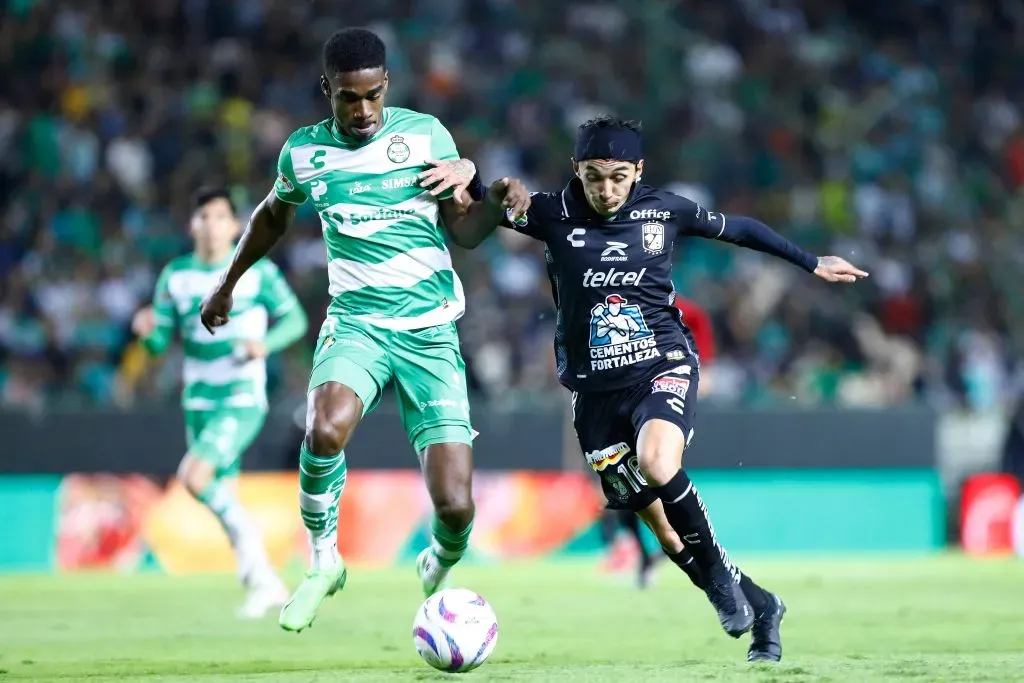 Félix Torres em ação contra o León. (Photo by Leopoldo Smith/Getty Images)