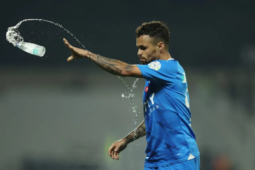 Michael com a camisa do Al Hilal. (Photo by Yasser Bakhsh/Getty Images)