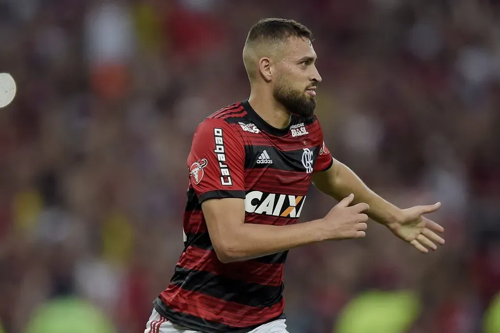 Léo Duarte em ação pelo Flamengo. (Photo by Alexandre Loureiro/Getty Images)