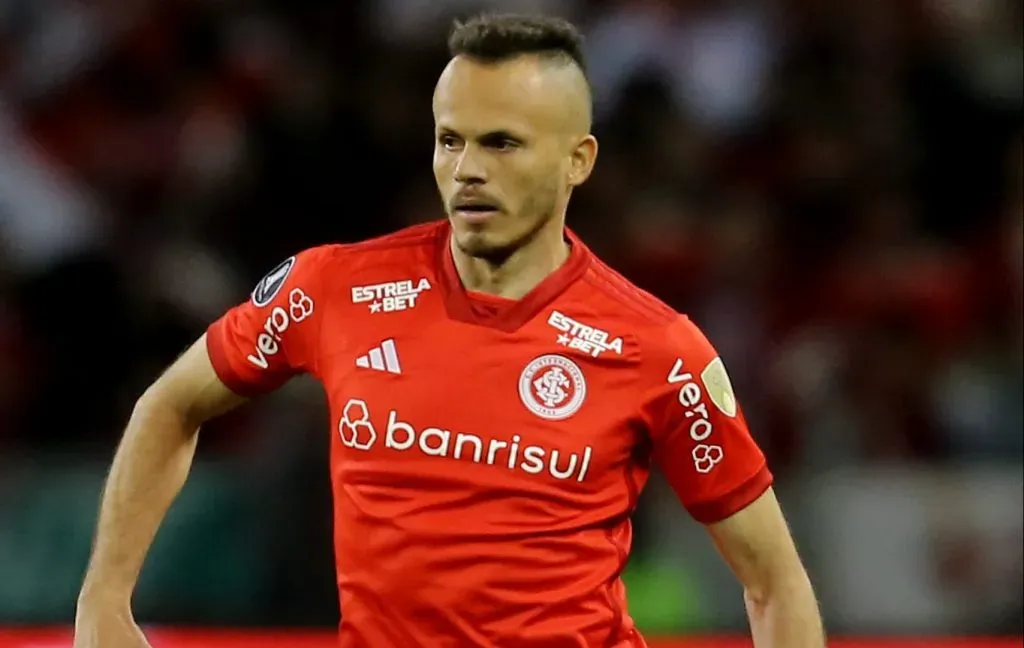 Técnico de gigante do futebol brasileiro pede a contratação do lateral Renê, do Internacional