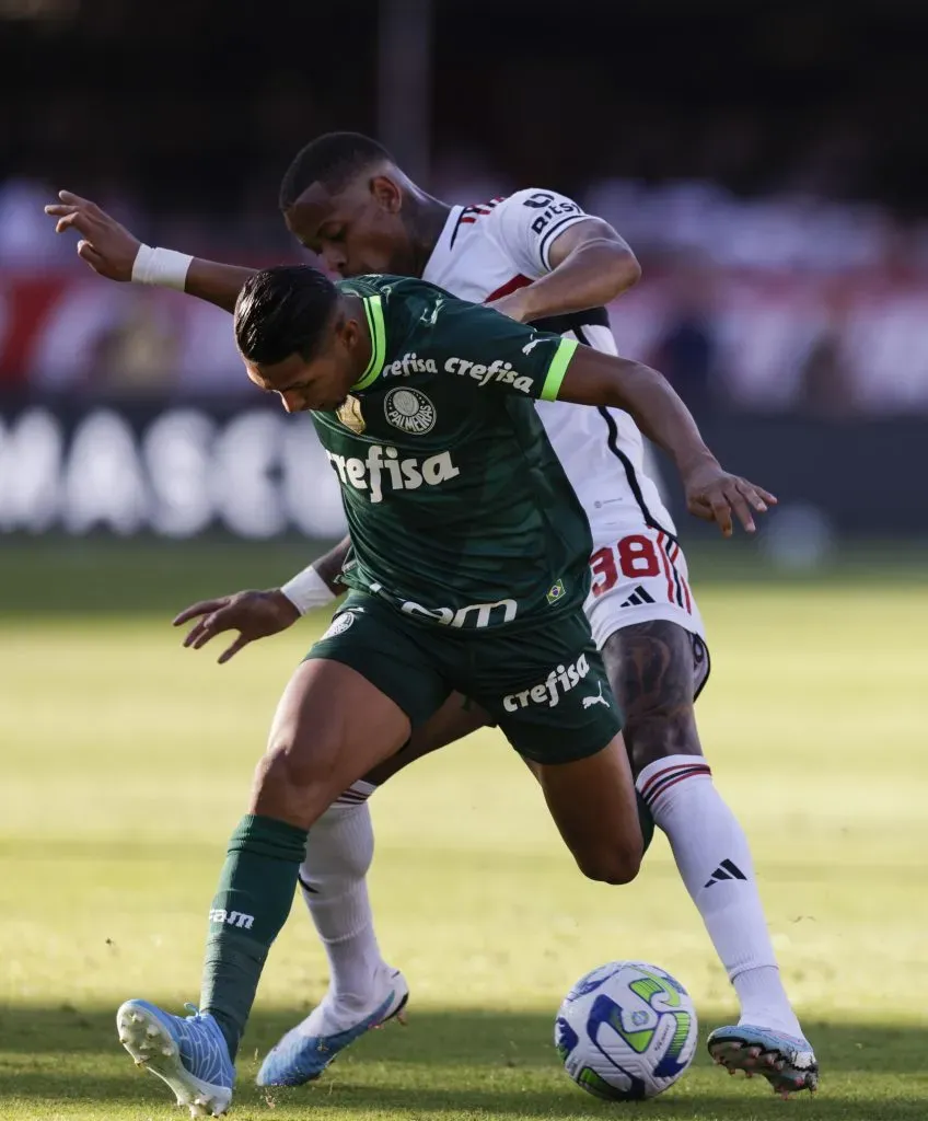 Rony do Palmeiras e Caio Paulista do São Paulo (Photo by Alexandre Schneider/Getty Images)