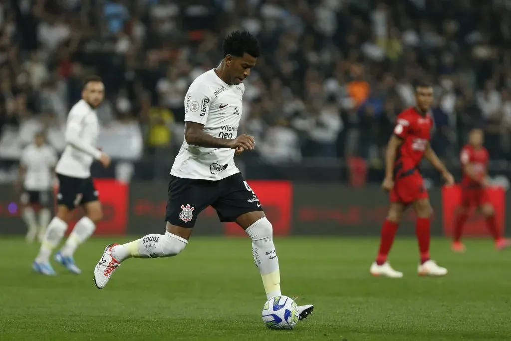 Gil em partida contra o Athletico Paranaense. (Photo by Ricardo Moreira/Getty Images)