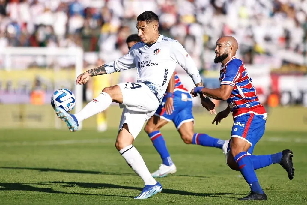 Paolo Guerrero contra o Fortaleza. (Photo by Ernesto Ryan/Getty Images)