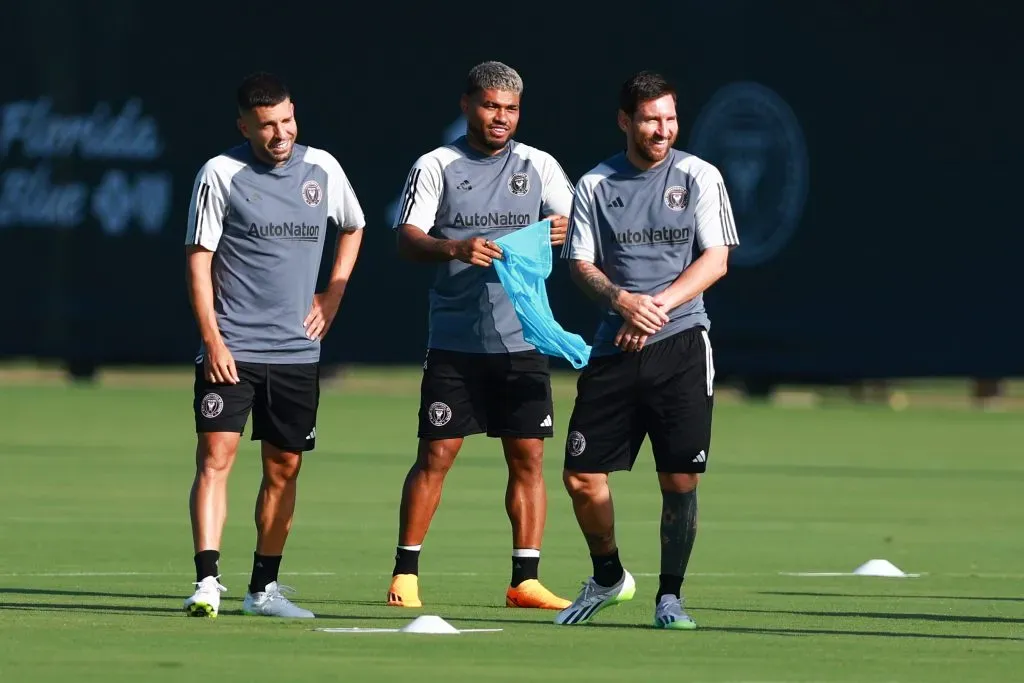 Martínez ao lado de Alba e Messi (Photo by Megan Briggs/Getty Images)