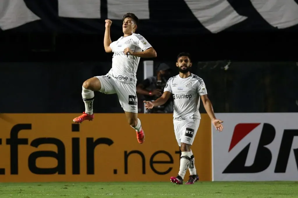 SANTOS, Brasil – 04 DE MAIO: Gabriel Pirani, do Santos, comemora após marcar o segundo gol de sua equipe durante partida entre Santos e The Strongest como parte do Grupo C da Copa Conmebol Libertadores 2021 no Estádio Vila Belmiro no dia 04 de maio de 2021, em Santos, Brasil. (Foto: Alexandre Schneider/Getty Images)