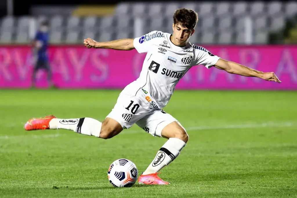 SANTOS, Brasil – 15 de julho: Gabriel Pirani, do Santos, chuta a bola durante a partida das oitavas de final entre Santos e Independiente como parte da Copa Conmebol Sul-Americana 2021 no Estádio Urbano Caldeira (Vila Belmiro) em 15 de julho de 2021 em Santos, Brasil. (Foto: Carla Carniel-Pool/Getty Images)