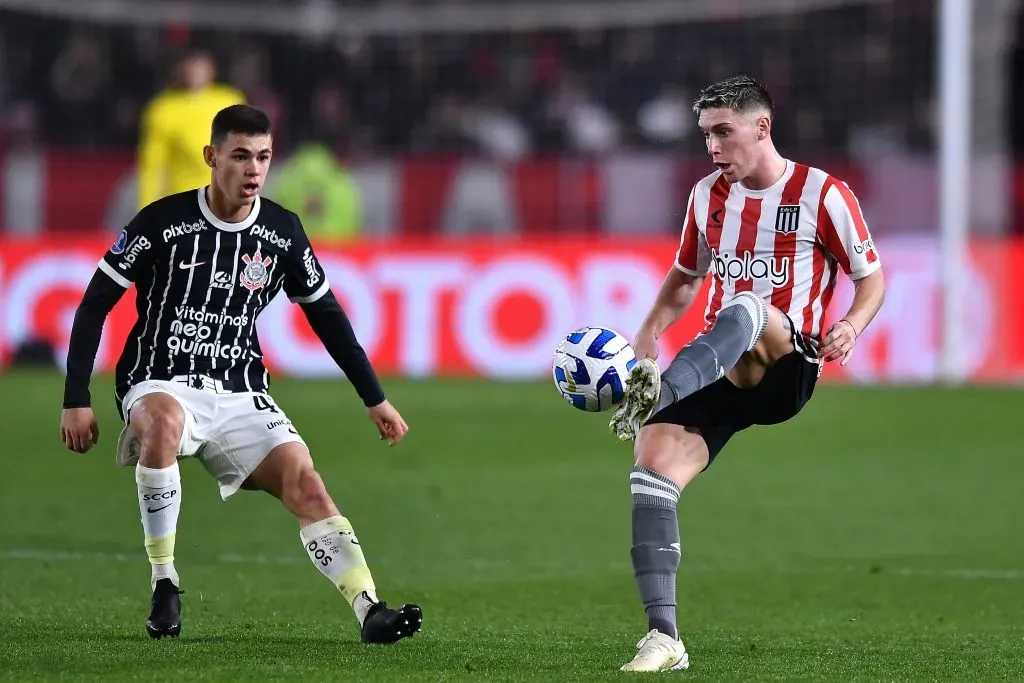 LA PLATA, ARGENTINA – AGOSTO 29: Benjamin Rollheiser, do Estudiantes, briga pela bola com Gabriel Silva, do Corinthians, durante partida de volta das quartas de final da Copa CONMEBOL Sul-Americana 2023 entre Estudiantes e Corinthians, no Estádio Jorge Luis Hirschi, em 29 de agosto de 2023, em La Plata, na Argentina. (Foto: Marcelo Endelli/Getty Images)