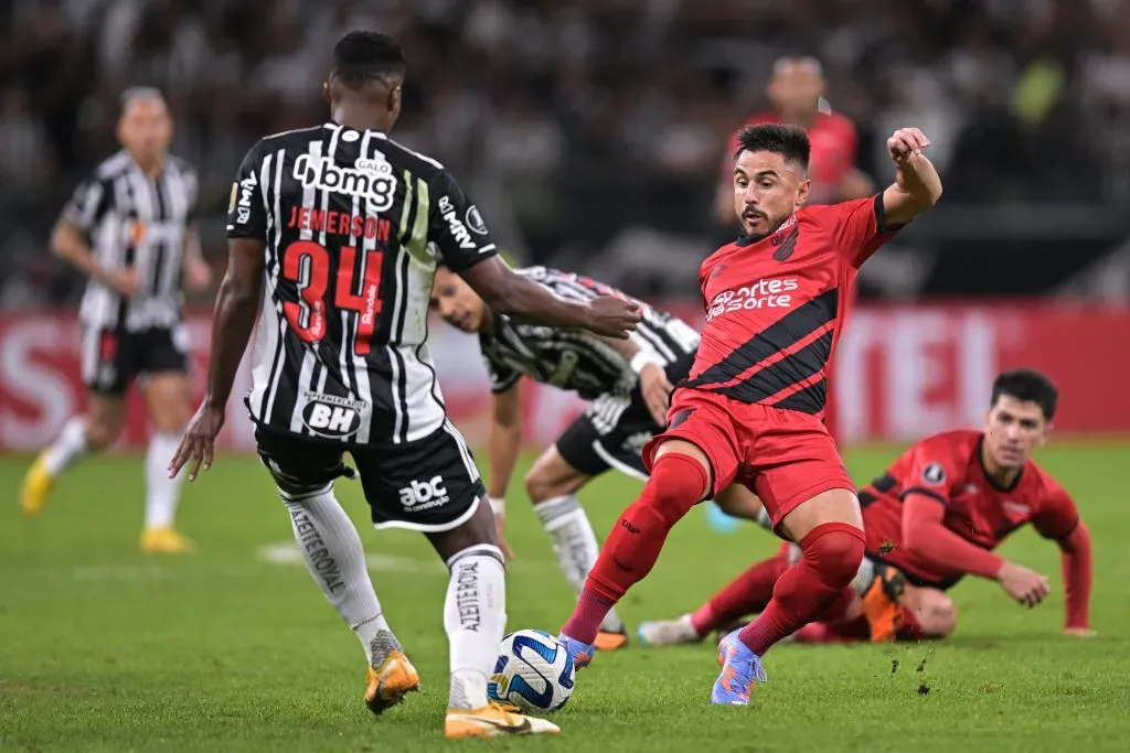 Willian Bigode (R) of Athletico Paranaense . (Photo by Pedro Vilela/Getty Images)