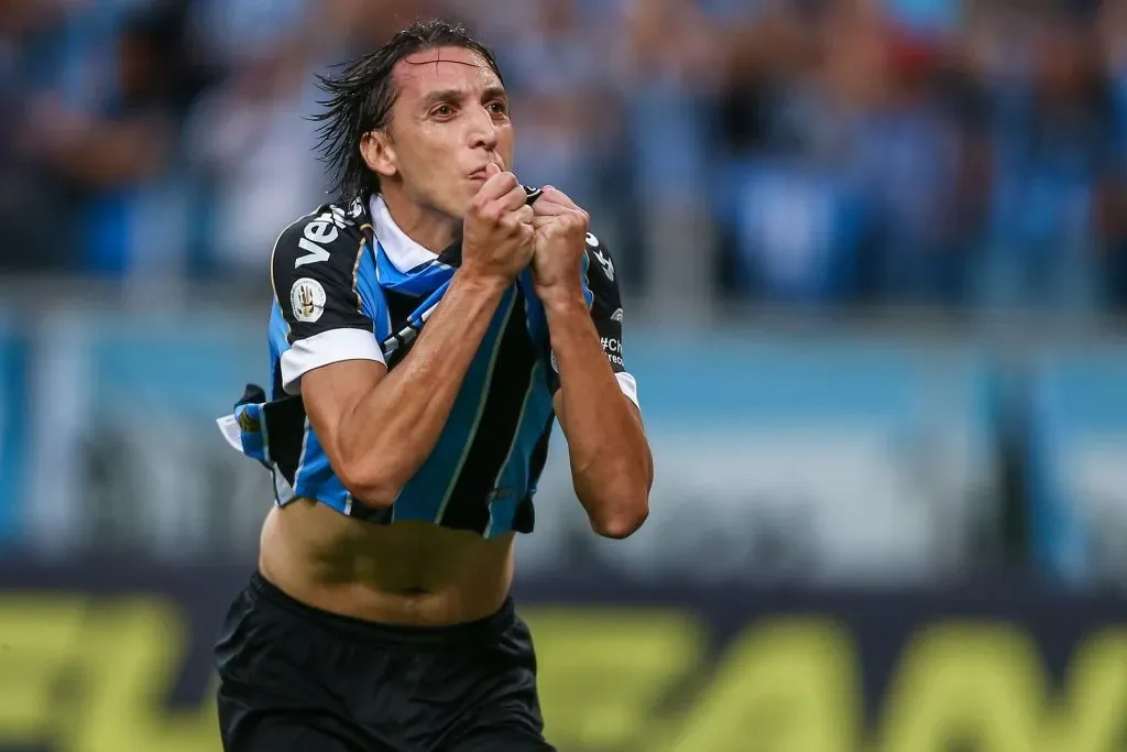 PORTO ALEGRE, BRAZIL – NOVEMBER 03: Pedro Geromel do Grêmio l. (Photo by Lucas Uebel/Getty Images)