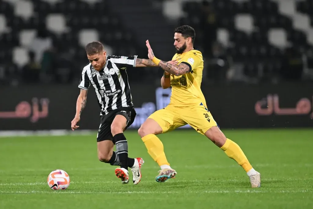 Gustavo Cuéllar em ação no Campeonato Saudita. (Photo by Michael Regan/Getty Images)