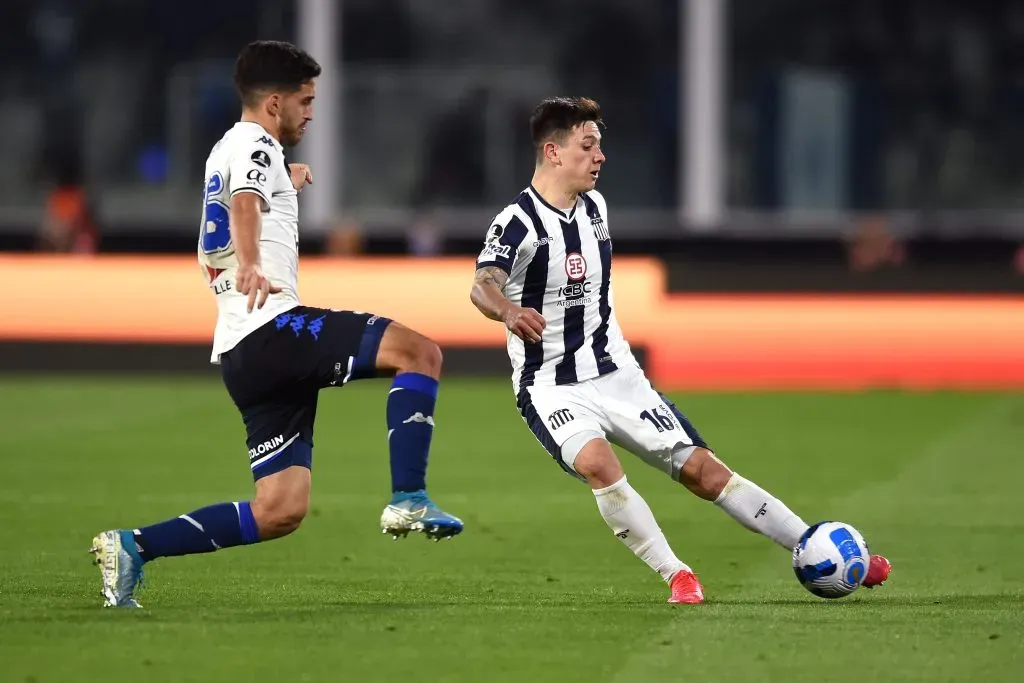 Rodrigo Garro em partida contra o Cordoba. (Photo by Marcelo Endelli/Getty Images)