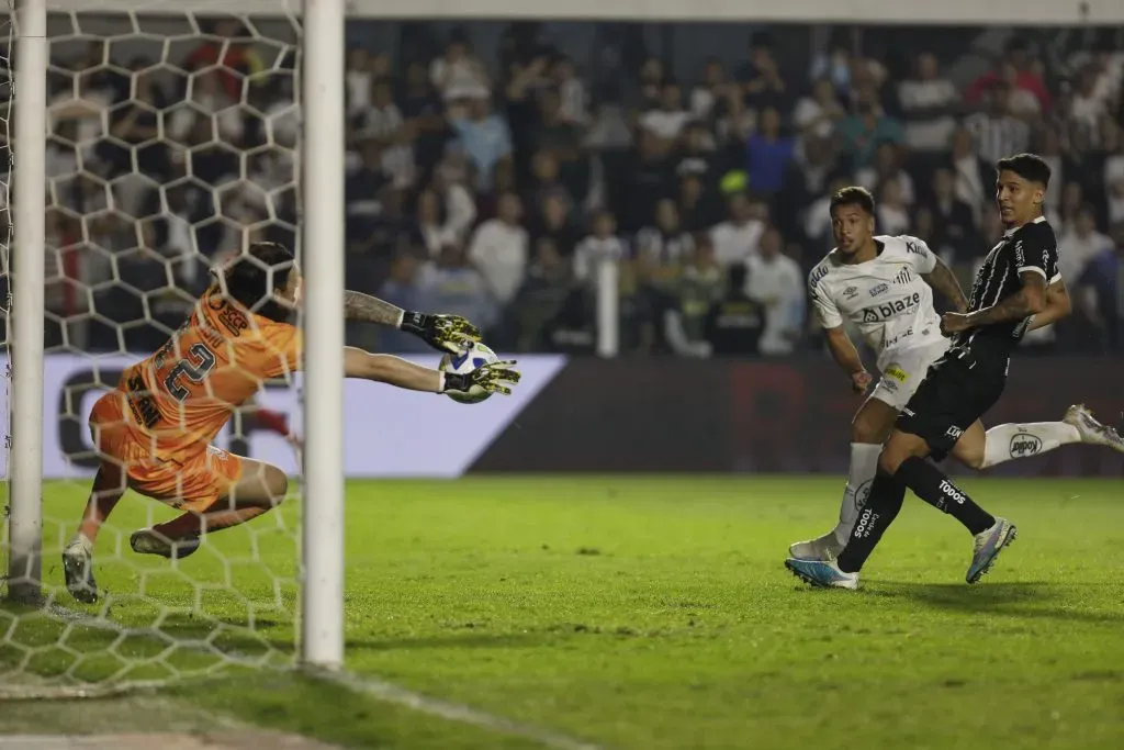 Marcos Leonardo fazendo Cássio trabalhar. (Photo by Ricardo Moreira/Getty Images)