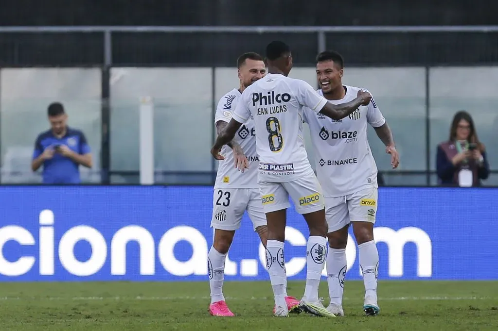 Marcos Leonardo celebrando gol pelo Santos. (Photo by Ricardo Moreira/Getty Images)