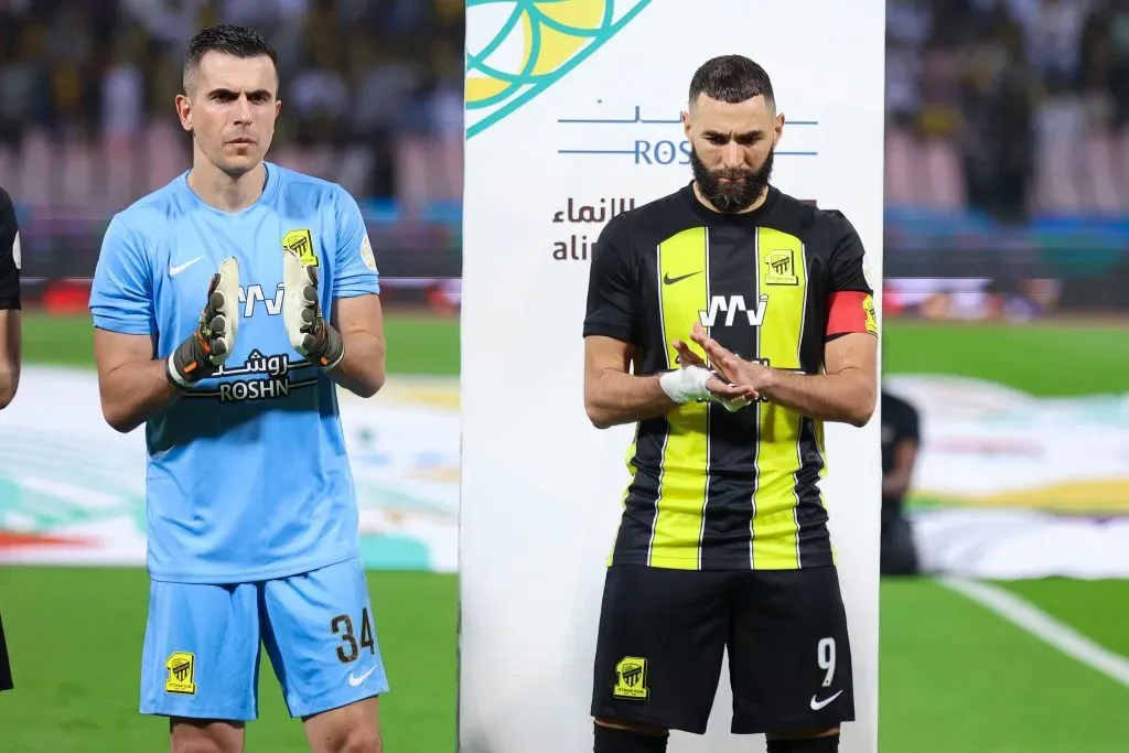 Goleiro ao lado de Benzema (Photo by Yasser Bakhsh/Getty Images)