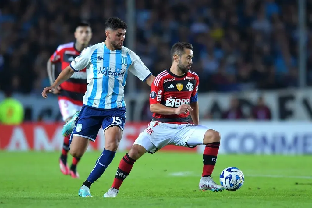 Éverton Ribeiro em ação contra o Racing Club. (Photo by Marcelo Endelli/Getty Images)