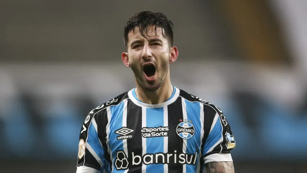 O volante ainda tem mais um ano de contrato pela frente (Foto: Fernando Alves/Getty Images)