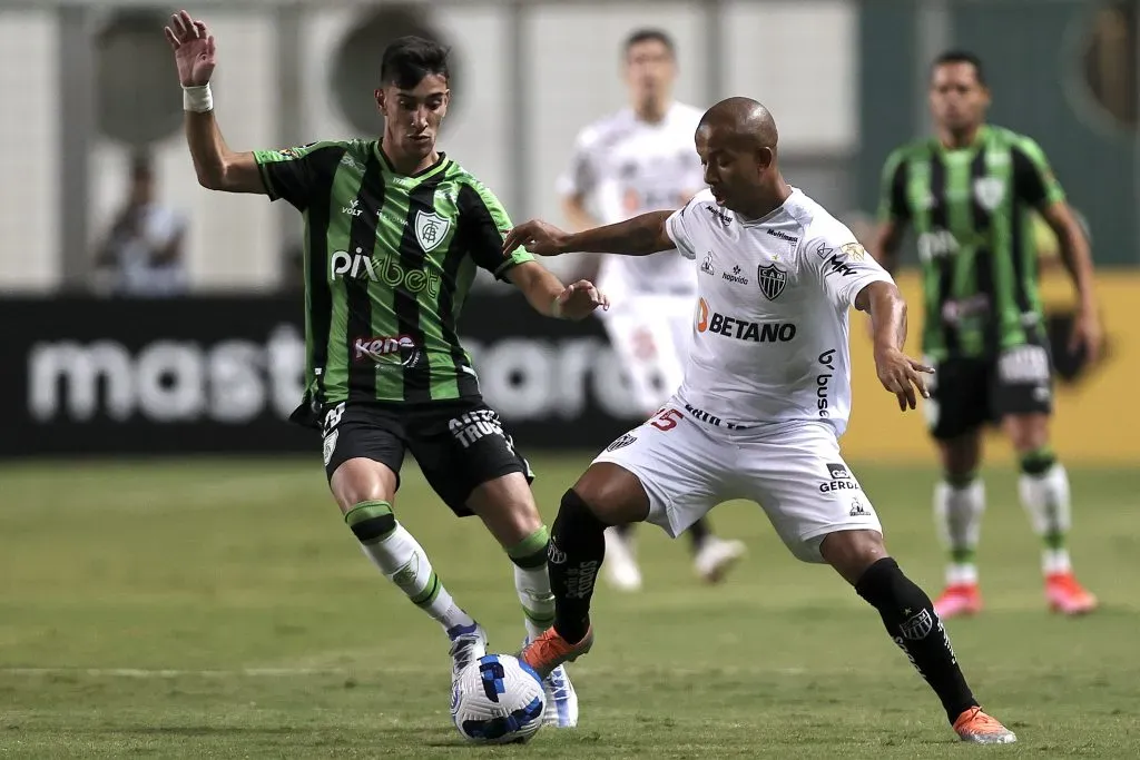 BELO HORIZONTE, BRASIL – MAIO 03: Mariano (R) do Atlético Mineiro briga pela bola com Pedrinho do América MG durante a partida entre Atlético Mineiro e América MG como parte da Copa CONMEBOL Libertadores 2022 no Estádio Arena Independência em 03 de maio de 2022 em Belo Horizonte, Brasil. (Foto: Buda Mendes/Getty Images)