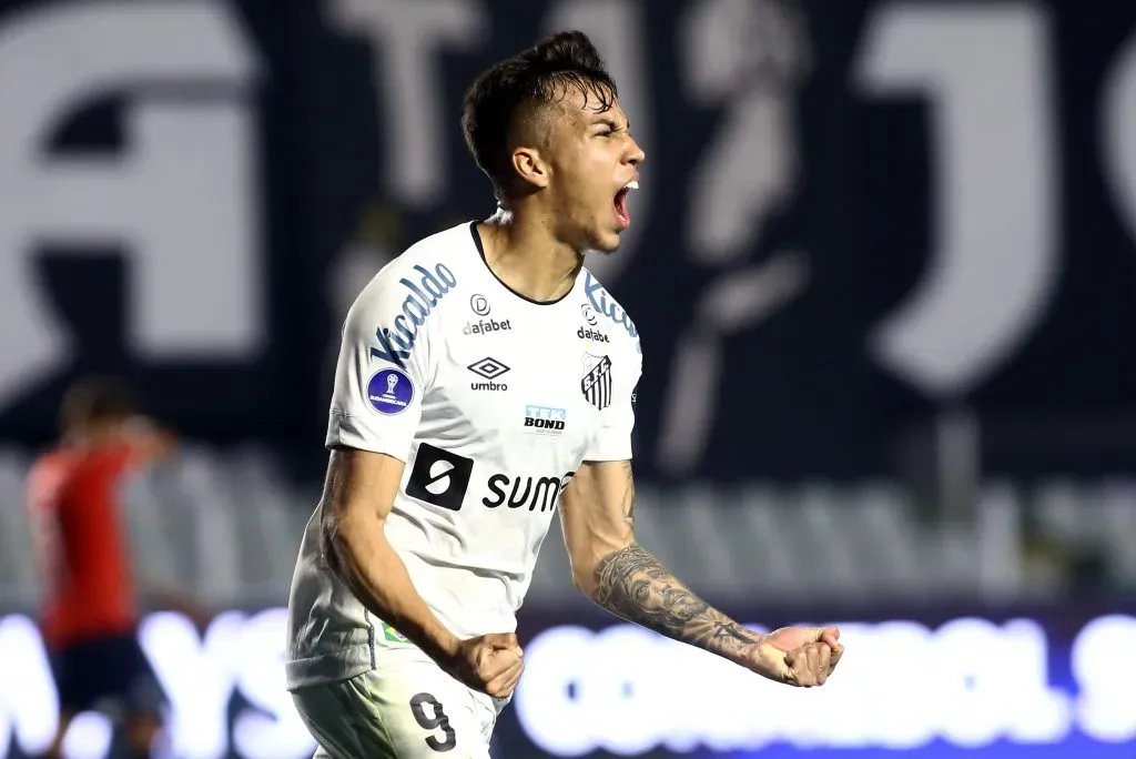 Kaio Jorge em ação pelo Santos (Photo by Carla Carniel-Pool/Getty Images)