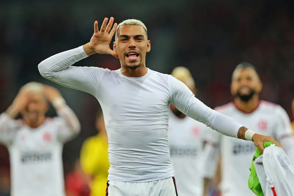 Matheuzinho celebrando vitória pelo Flamengo. (Photo by Heuler Andrey/Getty Images)