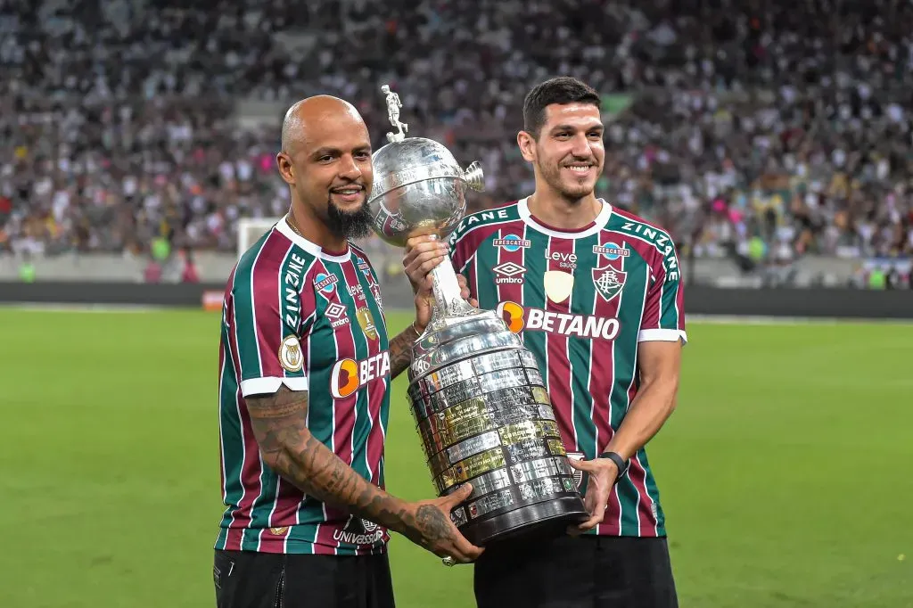 Felipe Melo e Nino juntos com a taça da Libertadores conquistada pelo Fluminense, no Maracanã. Foto: Thiago Ribeiro/AGIF