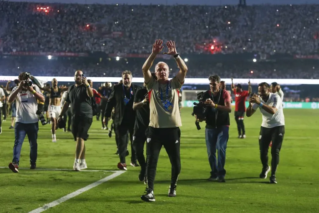 Dorival Júnior celebrando com a torcida do São Paulo. (Photo by Ricardo Moreira/Getty Images)