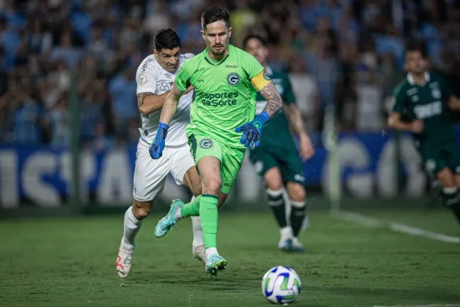 Tadeu em ação pelo Goiás contra o Grêmio. Foto: Isabela Azine/AGIF