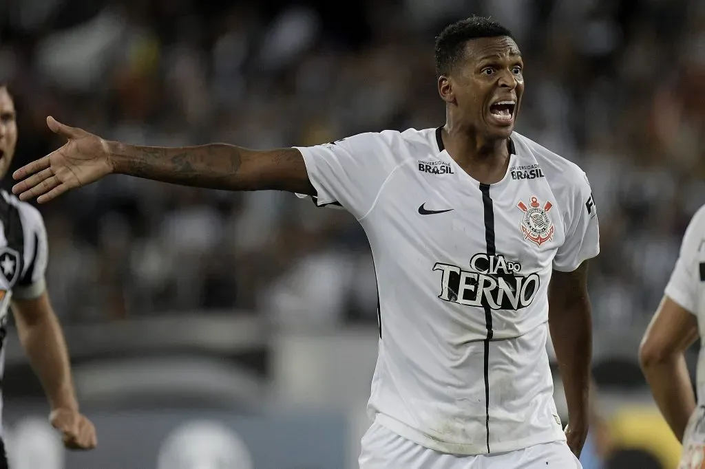 Jô na partida diante do Botafogo (Photo by Alexandre Loureiro/Getty Images)