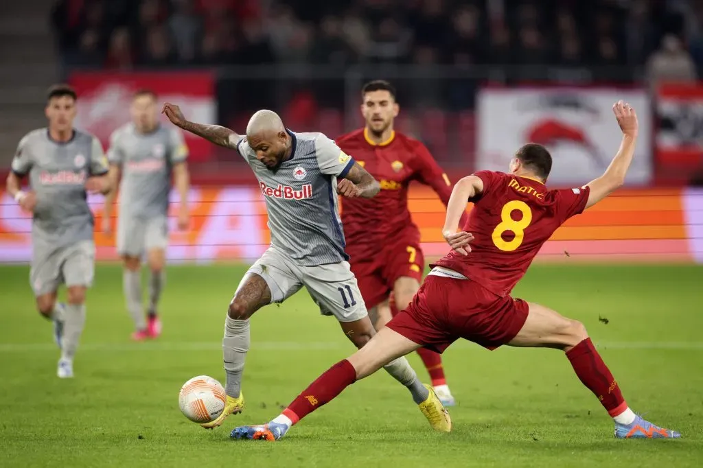 SALZBURGO, ÁUSTRIA – 16 de fevereiro: Fernando do FC Salzburg é desafiado por Nemanja Matic da AS Roma durante o jogo da primeira mão dos oitavos de final da UEFA Europa League entre FC Salzburg e AS Roma na Football Arena Salzburg em 16 de fevereiro de 2023 em Salzburgo, Áustria. (Foto: Adam Pretty/Getty Images)