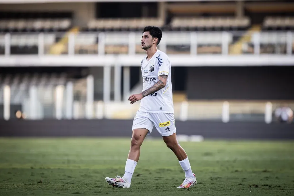 João Basso deve deixar o Peixe. Foto: Abner Dourado/AGIF