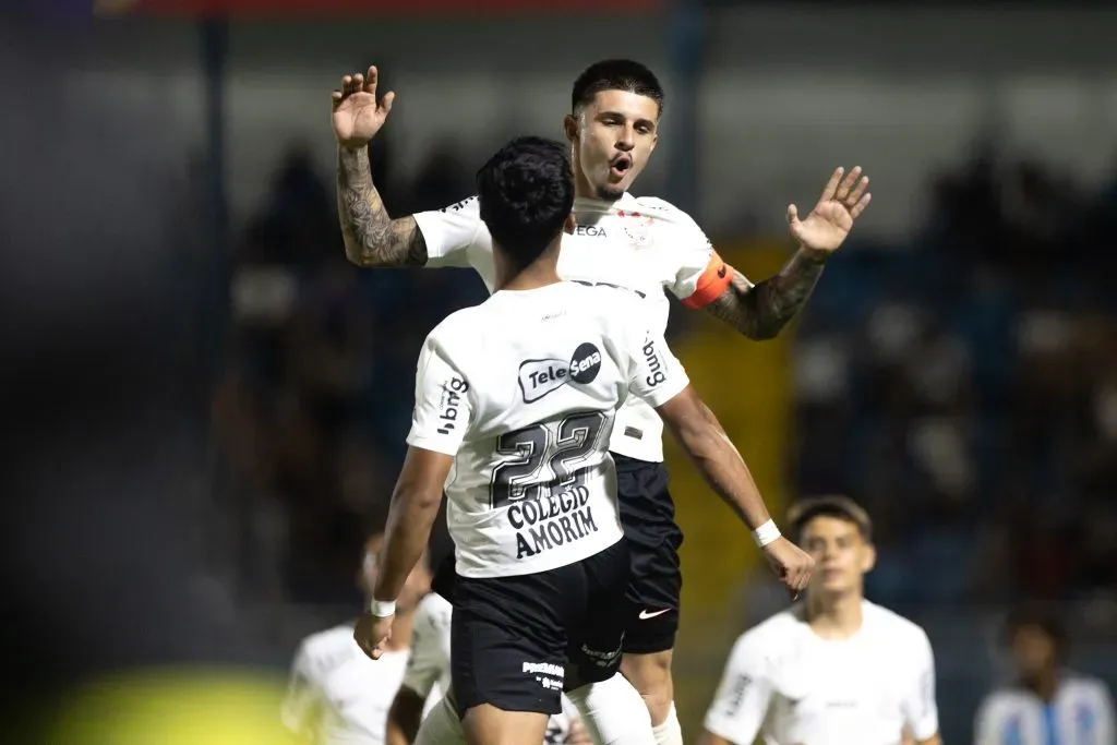 Leo Mana do Corinthians comemora seu gol com GH da sua equipe durante partida contra o Ji-Parana . Foto: Leonardo LIMA/AGIF