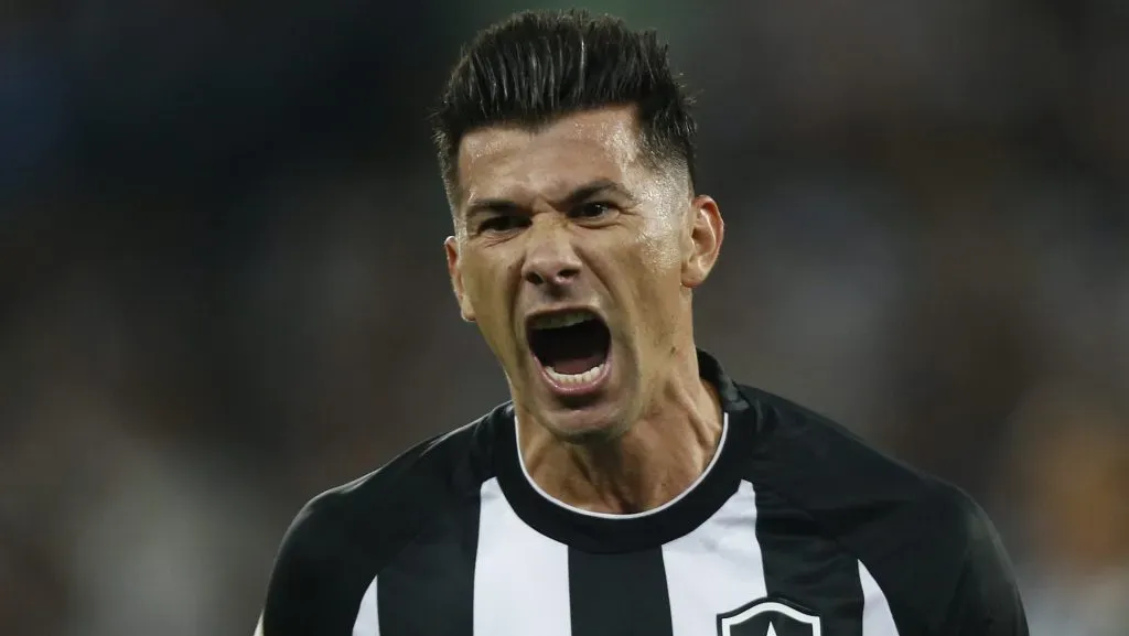 Mercado da bola Víctor Cuesta entra na mira de grande clube e pode ser mais um a deixar o Botafogo