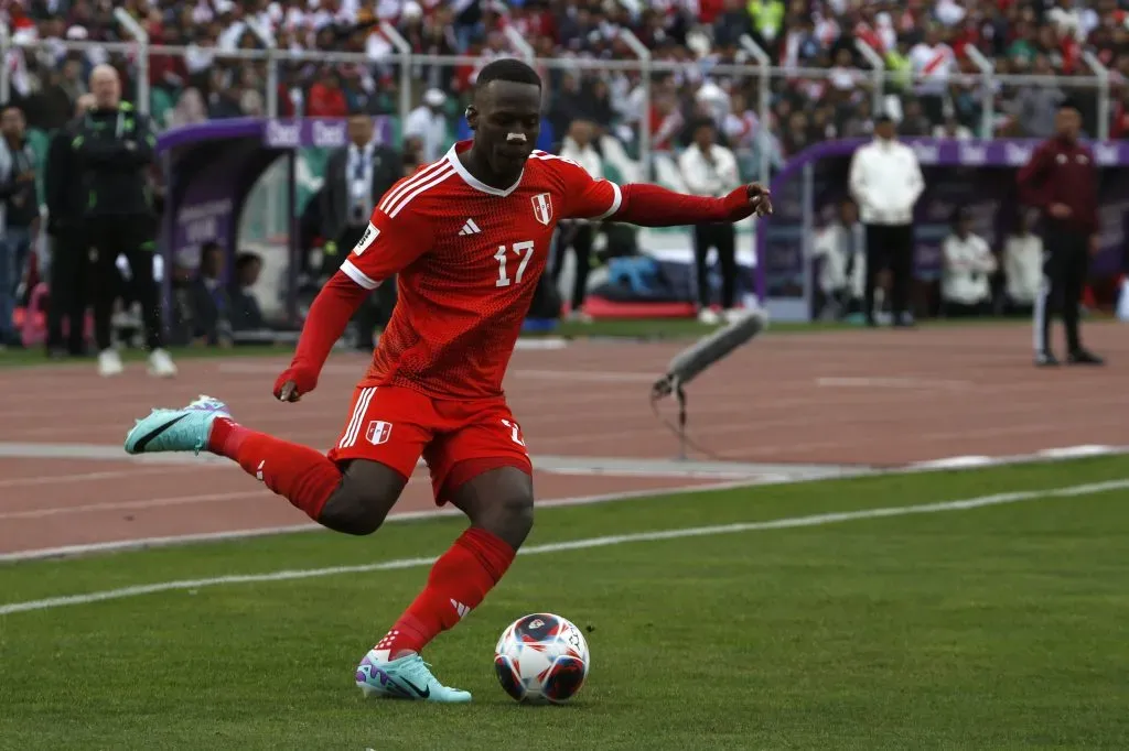 Luis Advíncula em ação pela Seleção Peruana. (Photo by Gaston Brito Miserocchi/Getty Images)