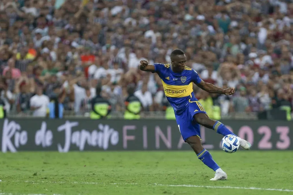 Luis Advíncula marcando gol na final da Libertadores. (Photo by Ricardo Moreira/Getty Images)