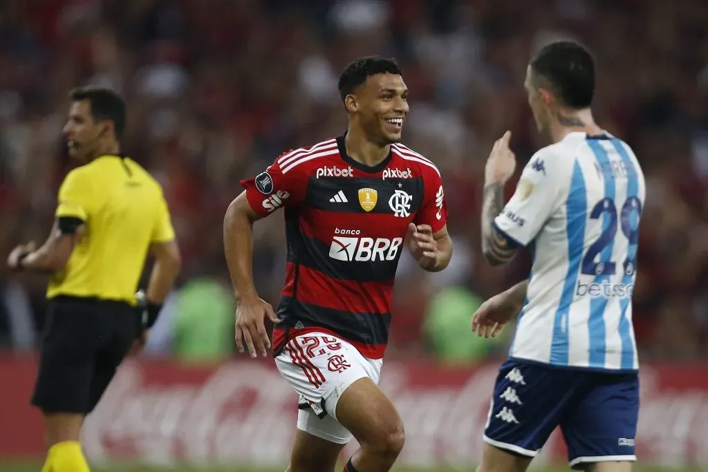 Meia na partida diante do Racing (Photo by Wagner Meier/Getty Images)