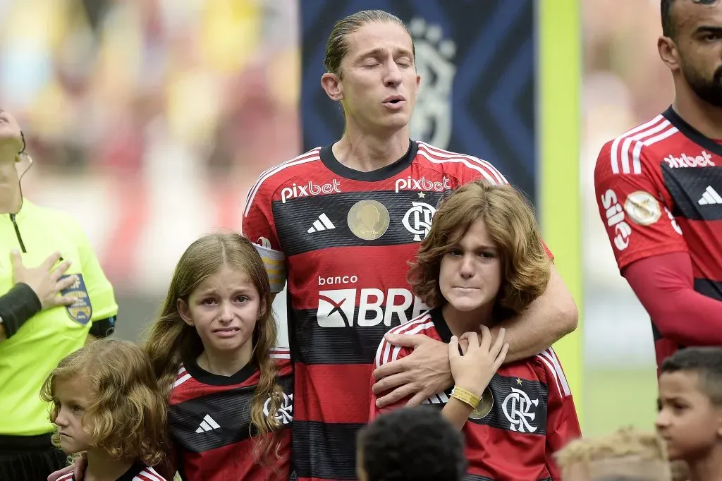 Filipe Luís emocionado na despedida dos gramados junto com os filhos. Foto: Alexandre Loureiro/AGIF