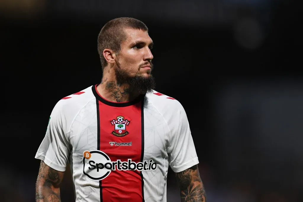 CAMBRIDGE, ENGLAND – AUGUST 23: Lyanco pelo Southampton (Photo by Alex Burstow/Getty Images)