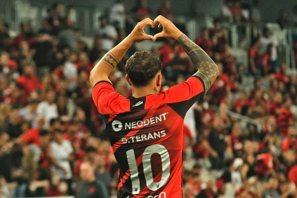 David Terans celebrando gol pelo Athletico Paranense. Foto: Gabriel Machado/AGIF