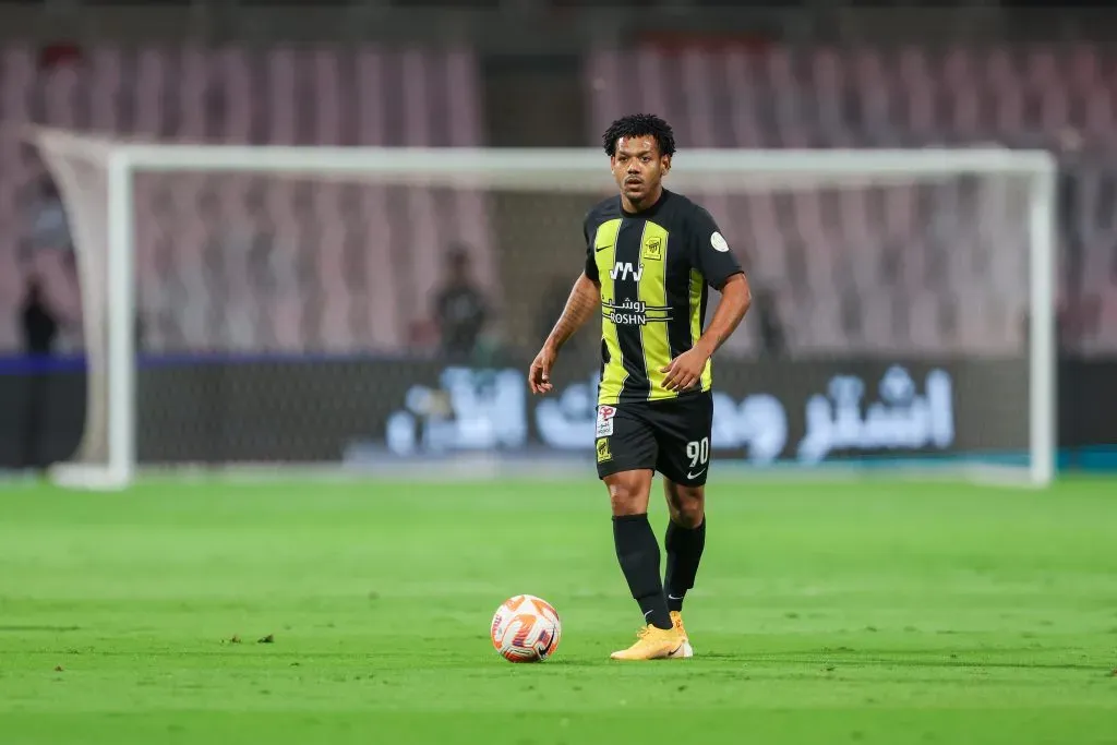Romarinho em ação pelo Al-Ittihad. (Photo by Yasser Bakhsh/Getty Images)