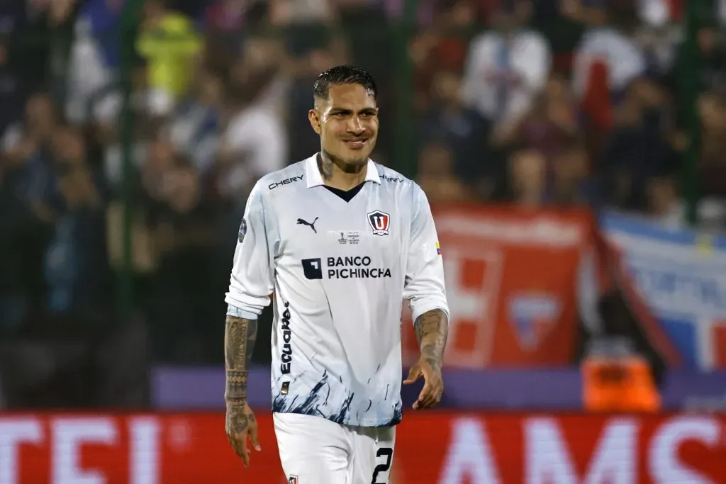 Paolo Guerrero em ação pela LDU. (Photo by Ernesto Ryan/Getty Images)