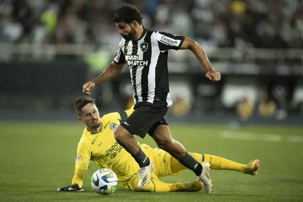 Diego Costa em ação contra o Goiás. Foto: Jorge Rodrigues/AGIF