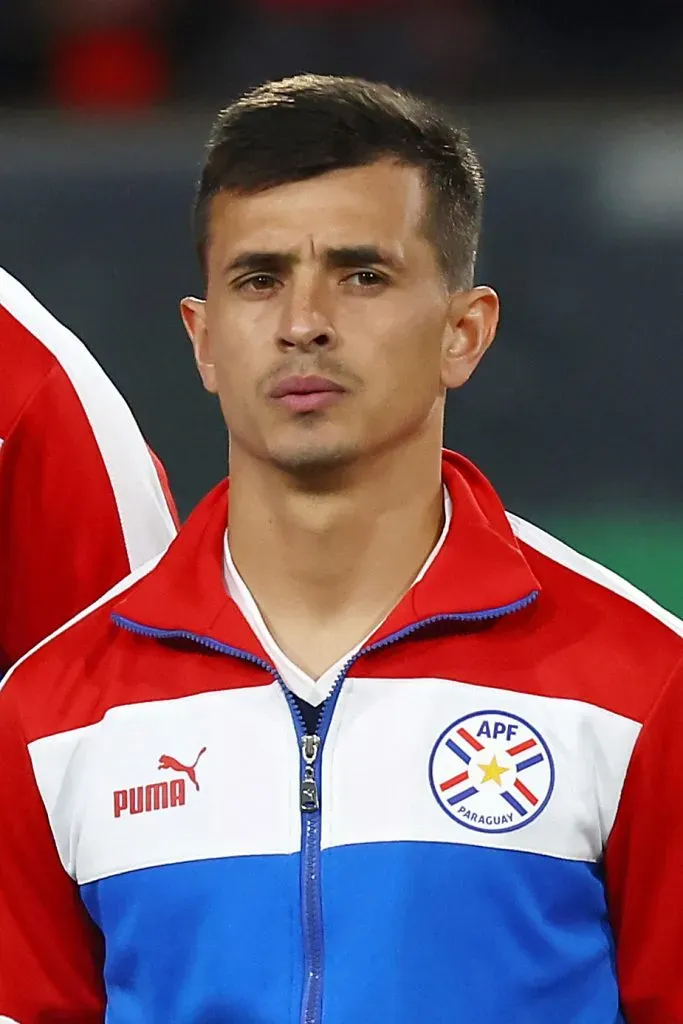 SANTIAGO, CHILE – NOVEMBRO 16: Andrés Cubas, do Paraguai, canta o hino nacional antes da partida entre Chile e Paraguai pelas Eliminatórias da Copa do Mundo FIFA 2026, no Estádio Monumental David Arellano, em 16 de novembro de 2023, em Santiago, no Chile. (Foto: Marcelo Hernandez/Getty Images)