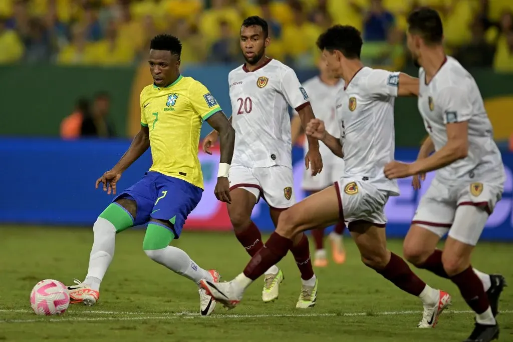 Vinícius Júnior com a camisa da Seleção Brasileira. Foto: Pedro Vilela/Getty Images