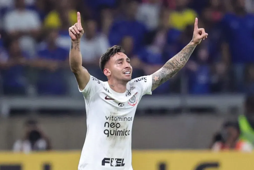 Gustavo Mosquito comemora gol no Cruzeiro x Corinthians. Foto: Gilson Lobo/AGIF