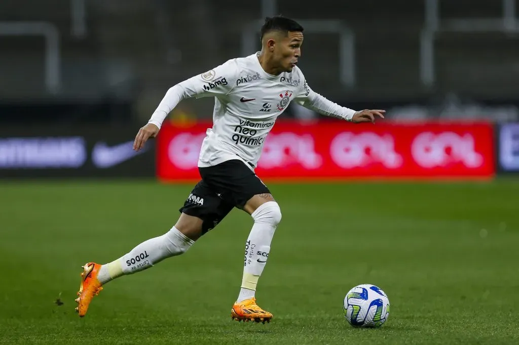 Adson no duelo diante do Vasco (Photo by Ricardo Moreira/Getty Images)