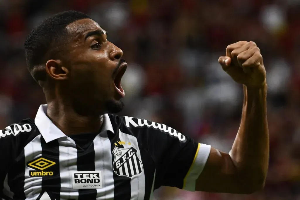 DF – BRASILIA – 01/11/2023 – BRASILEIRO A 2023, FLAMENGO X SANTOS – Joaquim  jogador do Santos comemora gol durante partida contra o Flamengo no estadio Mane Garrincha pelo campeonato Brasileiro A 2023. Foto: Mateus Bonomi/AGIF