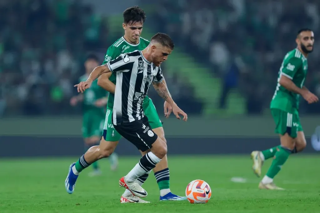 Gustavo Cuéllar em duelo contra o Al-Ahli. (Photo by Yasser Bakhsh/Getty Images)