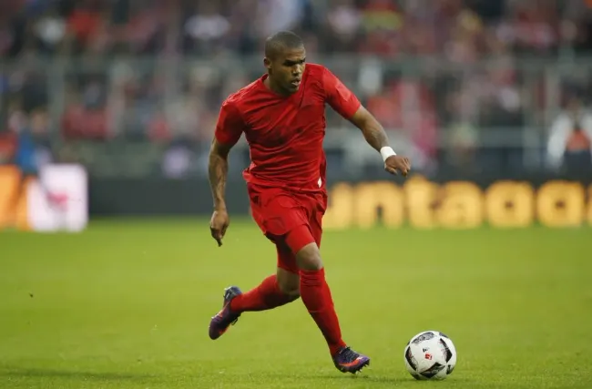 Douglas em ação pelo Bayern (Photo by Boris Streubel/Getty Images)