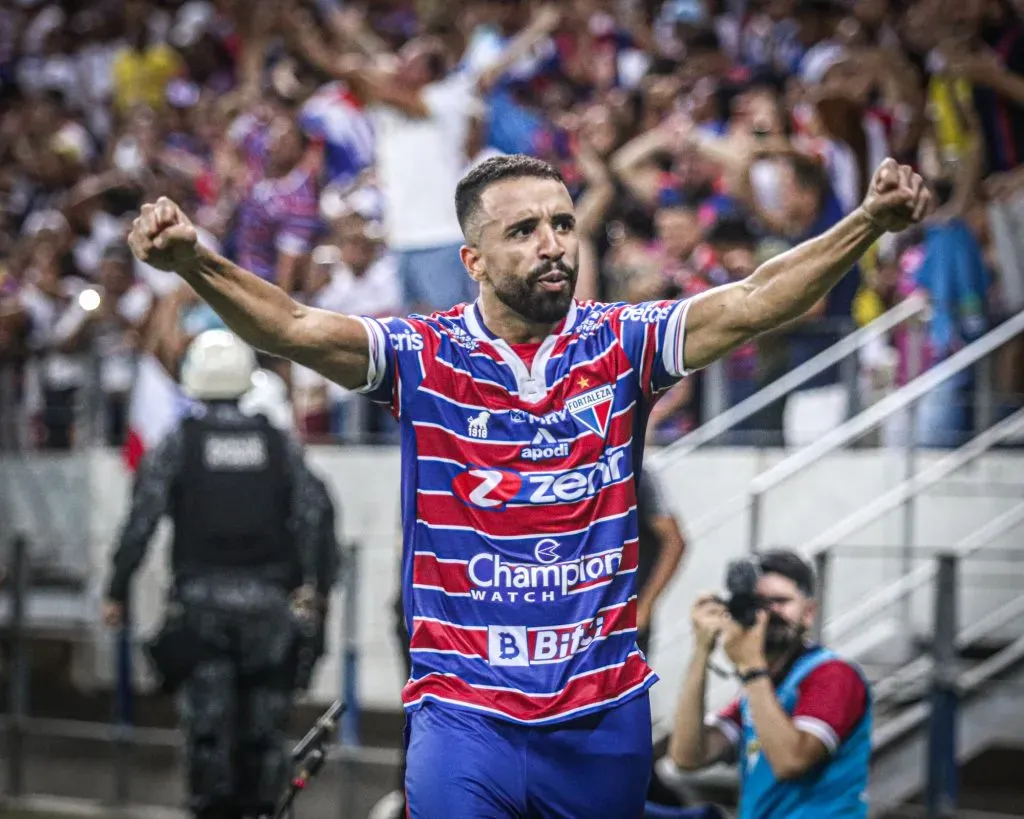 Caio Alexandre comemorando gol. Foto: Lucas Emanuel/AGIF