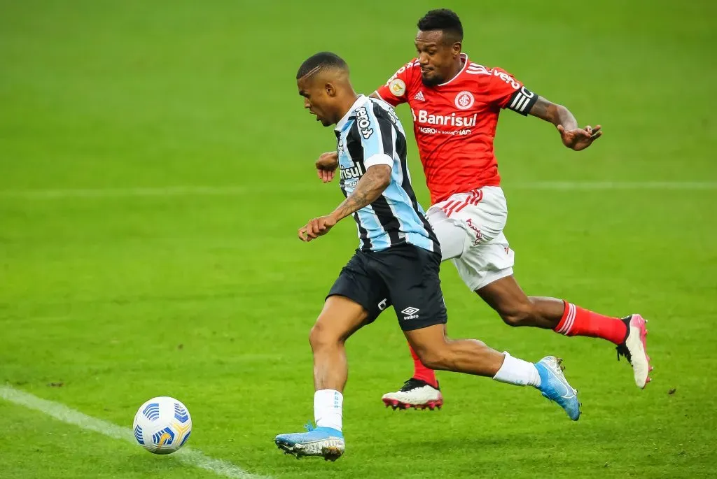 Douglas Costa em ação contra o Internacional. Foto: Pedro H. Tesch/AGIF