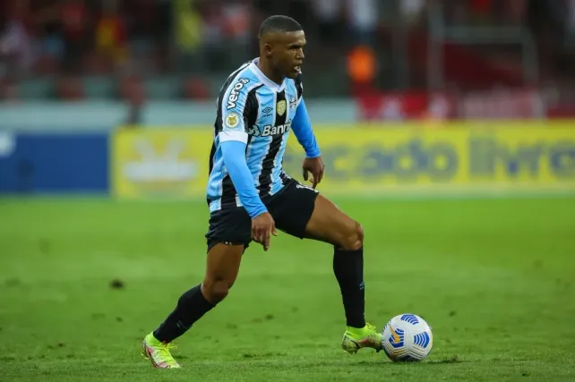 Douglas Costa nos tempos de Grêmio. Foto: Pedro H. Tesch/AGIF